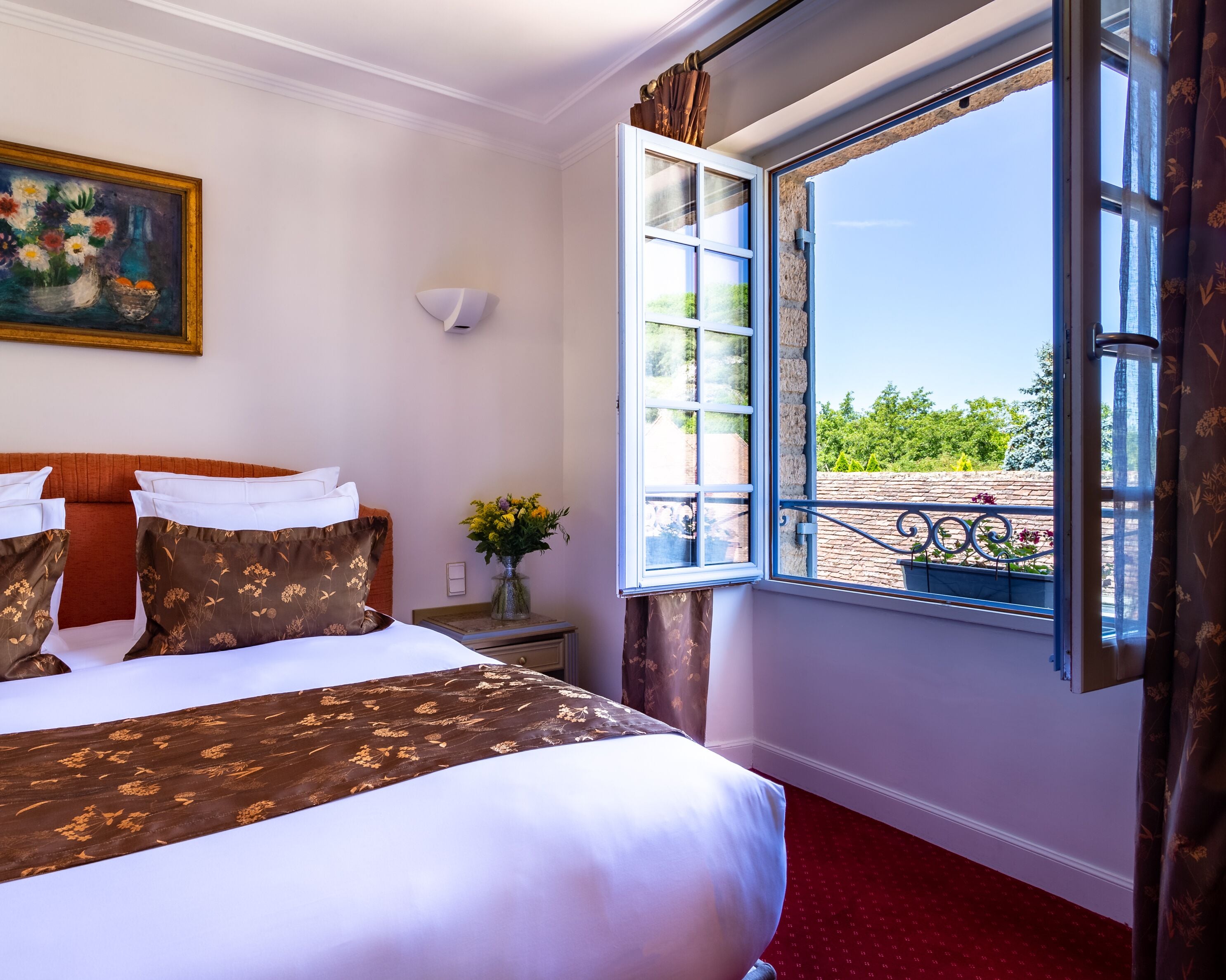 comfort room | premium bedding, minibar, in-room safe, desk