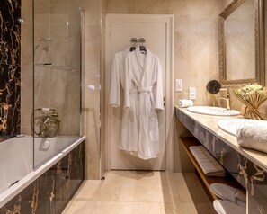 Classic-Suite | Badezimmer | Kostenlose Toilettenartikel, Haartrockner, Bademäntel, Handtücher