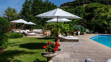 Alberca al aire libre, acceso de 08:00 a 22:00, y camastros