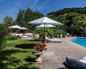 Outdoor pool, open 8:00 AM to 10:00 PM, pool loungers - Hôtel du Centenaire (Les Eyzies)