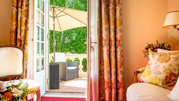 Deluxe-Suite, Terrasse | Hochwertige Bettwaren, Minibar, Zimmersafe, Schreibtisch