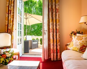 Deluxe-suite - terrasse | Premium-sengetøj, minibar, pengeskab på værelset, skrivebord