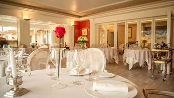 2 restaurantes; se sirven desayunos, comidas y cenas