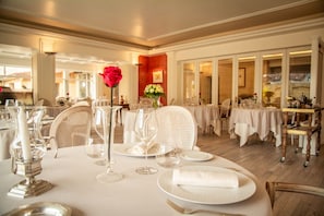 2 restaurants; breakfast, lunch and dinner served  - Hôtel du Centenaire (Les Eyzies)