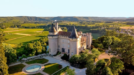 Front of property. Château de Mercuès