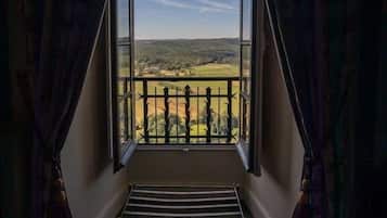 Deluxe Room | 1 bedroom, premium bedding, in-room safe, individually decorated