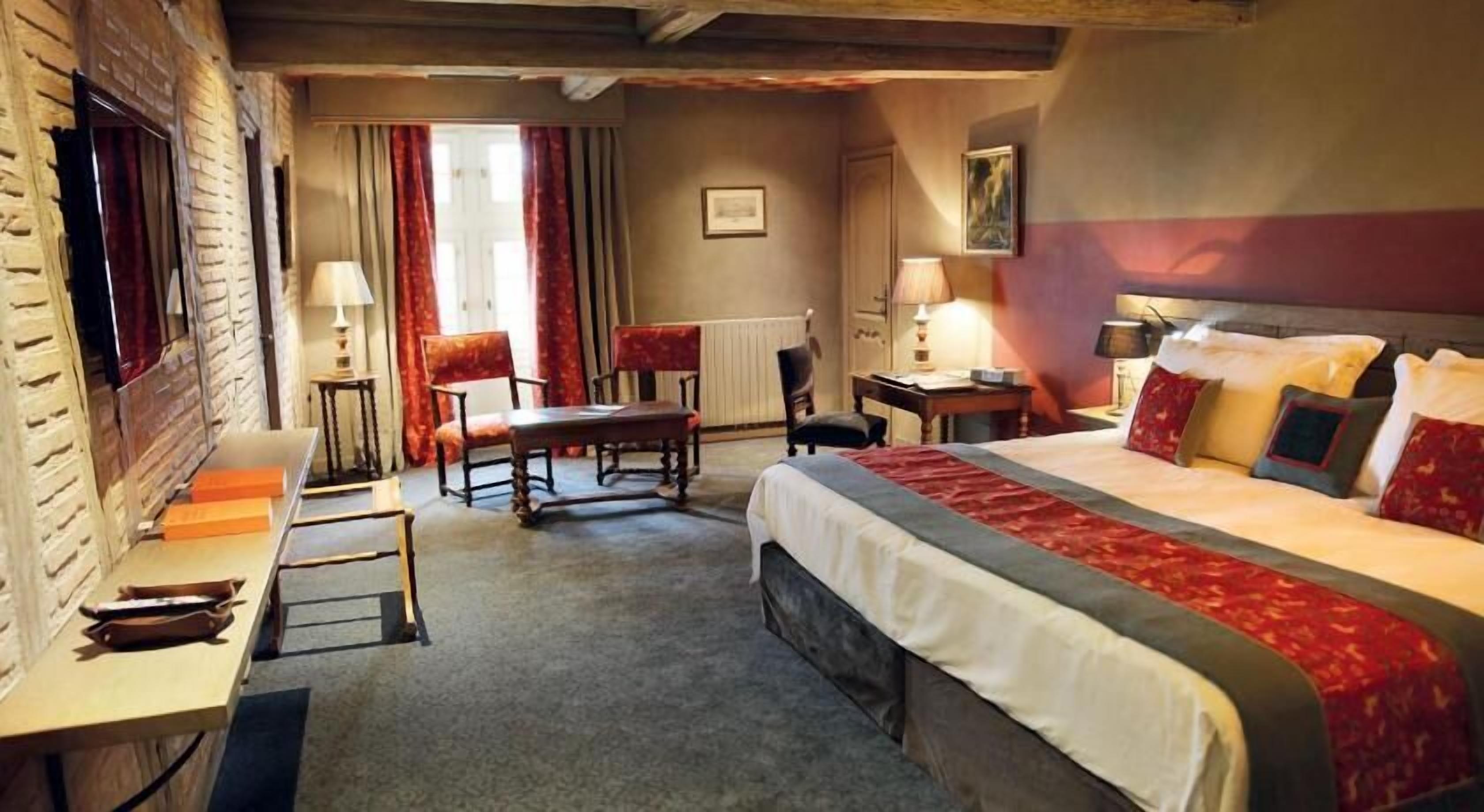Premium bedding, in-room safe, individually decorated