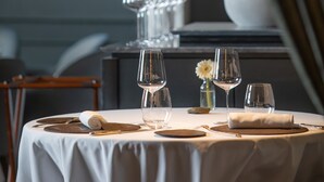 2 restauranter: lunsj og middag serveres