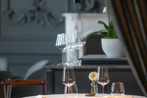 2 restaurants; lunch and dinner served