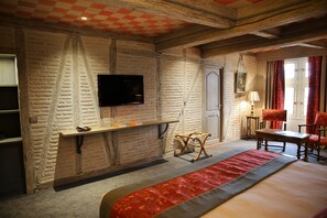 Habitación Premium | Ropa de cama de alta calidad, caja fuerte, decoración individual