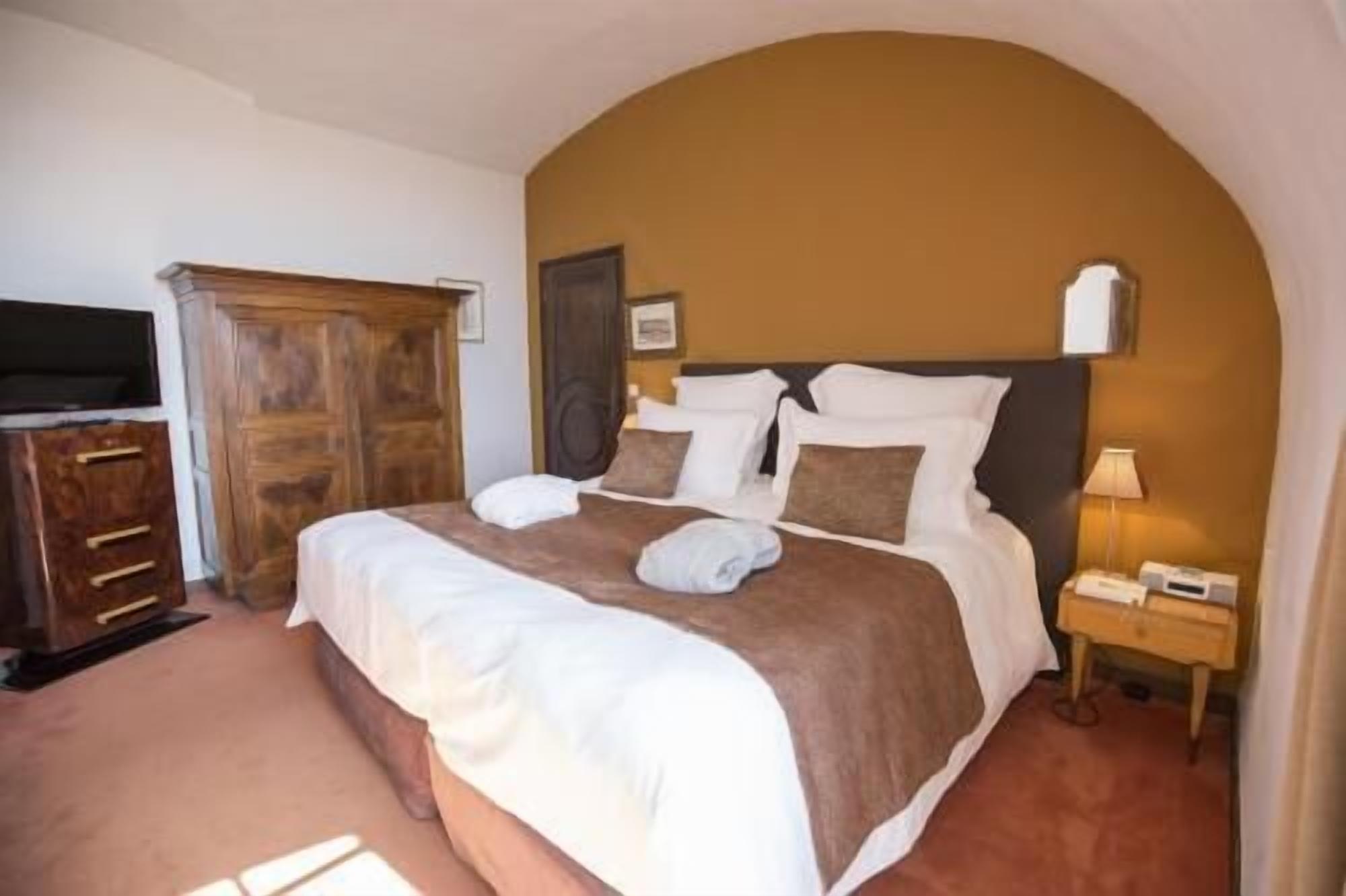 Premium bedding, in-room safe, individually decorated