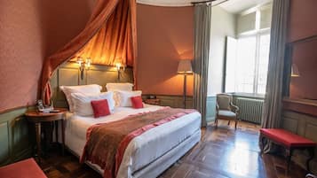 Signature suite | Luxe beddengoed, een kluis op de kamer, individueel gedecoreerd