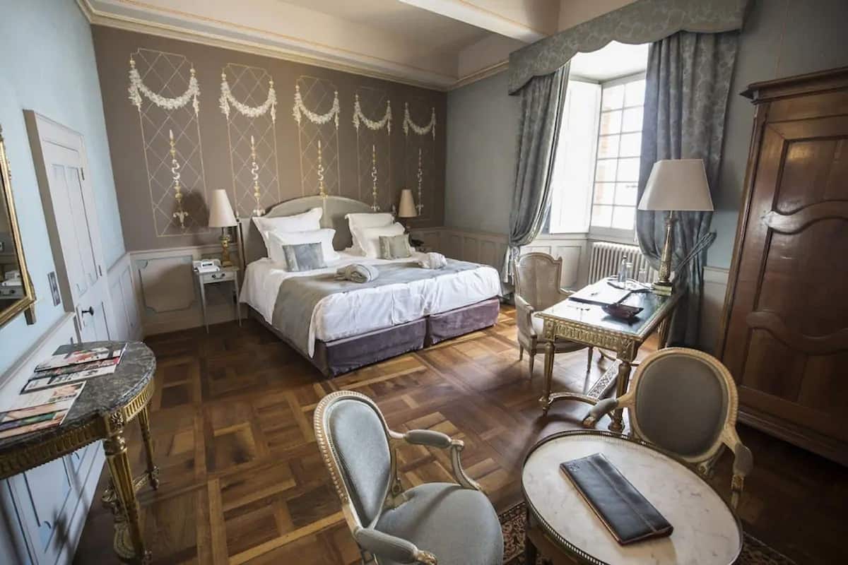 Premium bedding, in-room safe, individually decorated