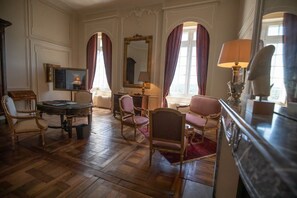 جناح مميز | 1 غرفة نوم وأغطية فراش متميزة وخزنة داخل الغرفة وبديكورات فريدة لكل غرفة