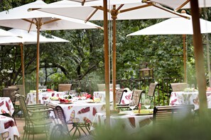 Lunch and dinner served, French cuisine
