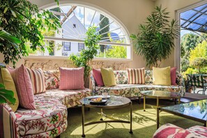 Cocktail bar, garden views, open daily