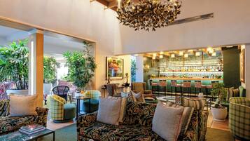 Bar Ă cocktails, vue sur le jardin, ouvert tous les jours