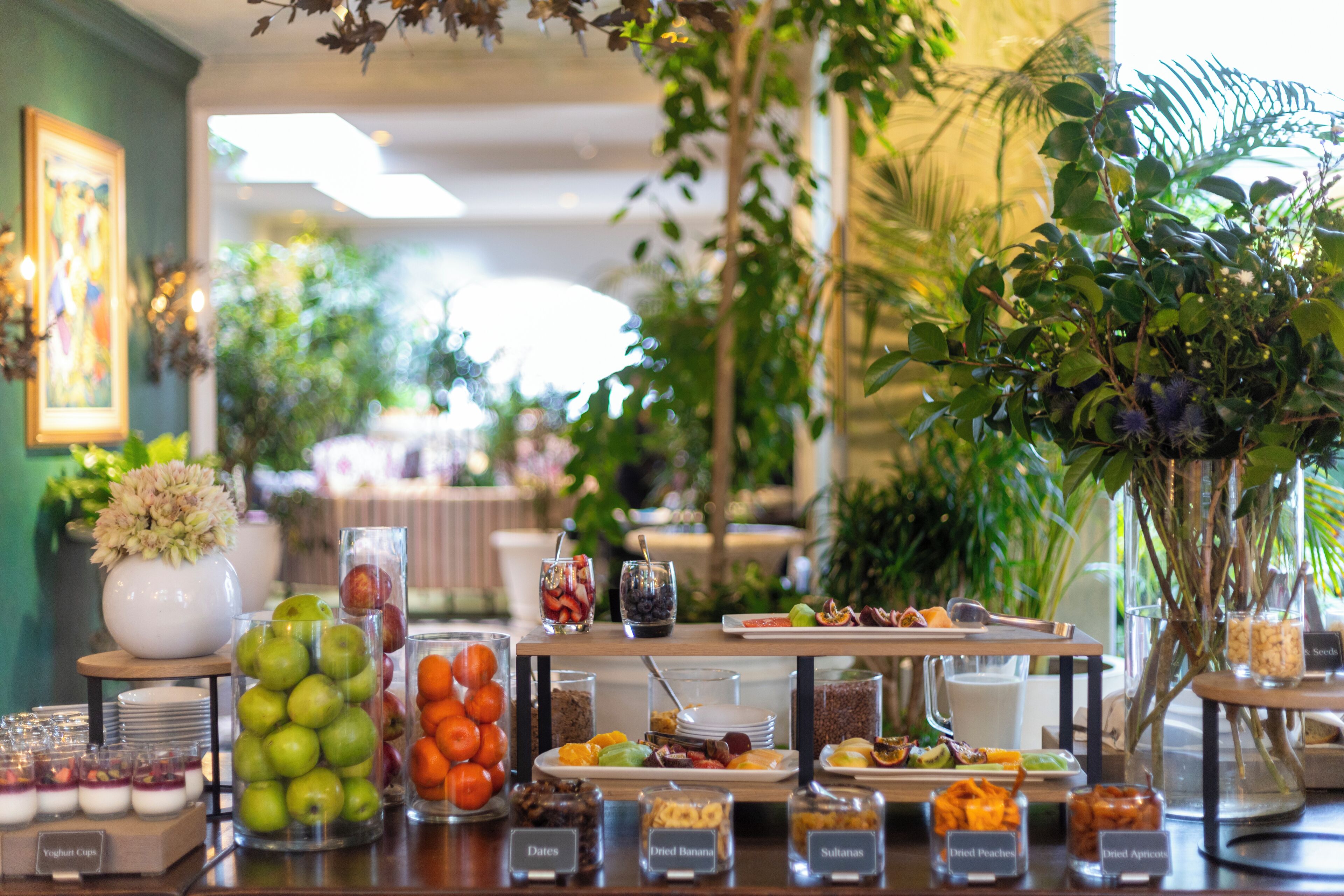 Ein Buffet mit verschiedenen Speisen und einer dekorativen Pflanzengestaltung.