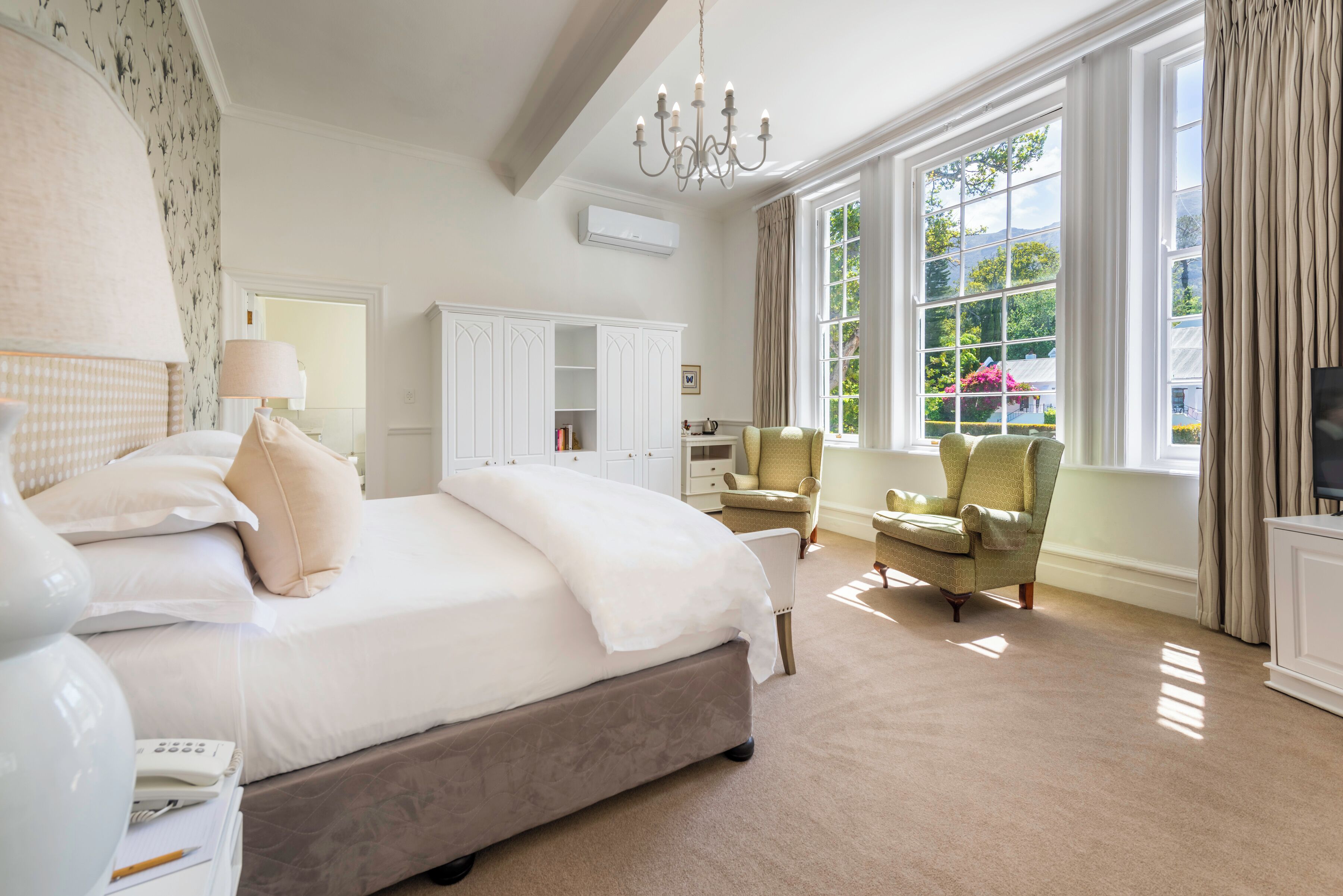 奢华客房 | 高档床上用品、客房内保险箱、特色装修、特色家居