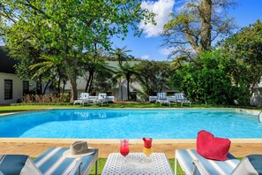2 outdoor pools, pool umbrellas, sun loungers - The Cellars-Hohenort (Cape Town)