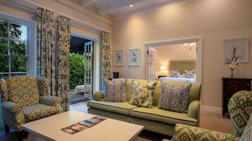 Premier-Suite | Wohnbereich | 43-Zoll-Smart-TV mit Satellitenempfang, Fernseher