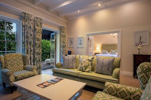Premier Suite | Living area | 43-inch Smart TV with satellite channels, TV