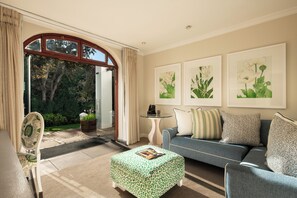 أغطية فراش متميزة وخزنة داخل الغرفة وبديكورات فريدة لكل غرفة