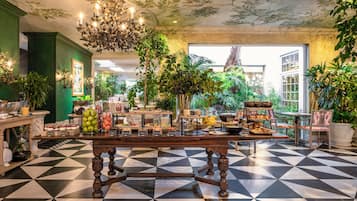 Daily continental breakfast (ZAR 295 per person)
