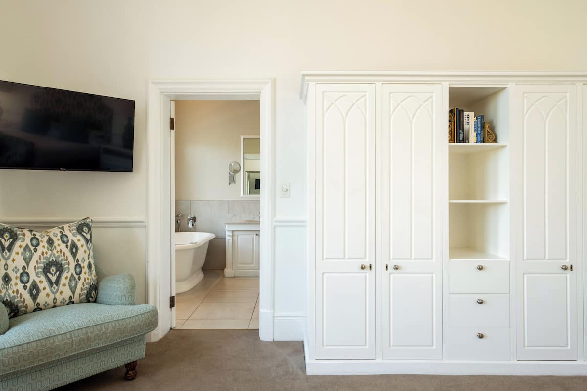 Quarto superluxo | Roupas de cama premium, cofres nos quartos, individualmente decorados