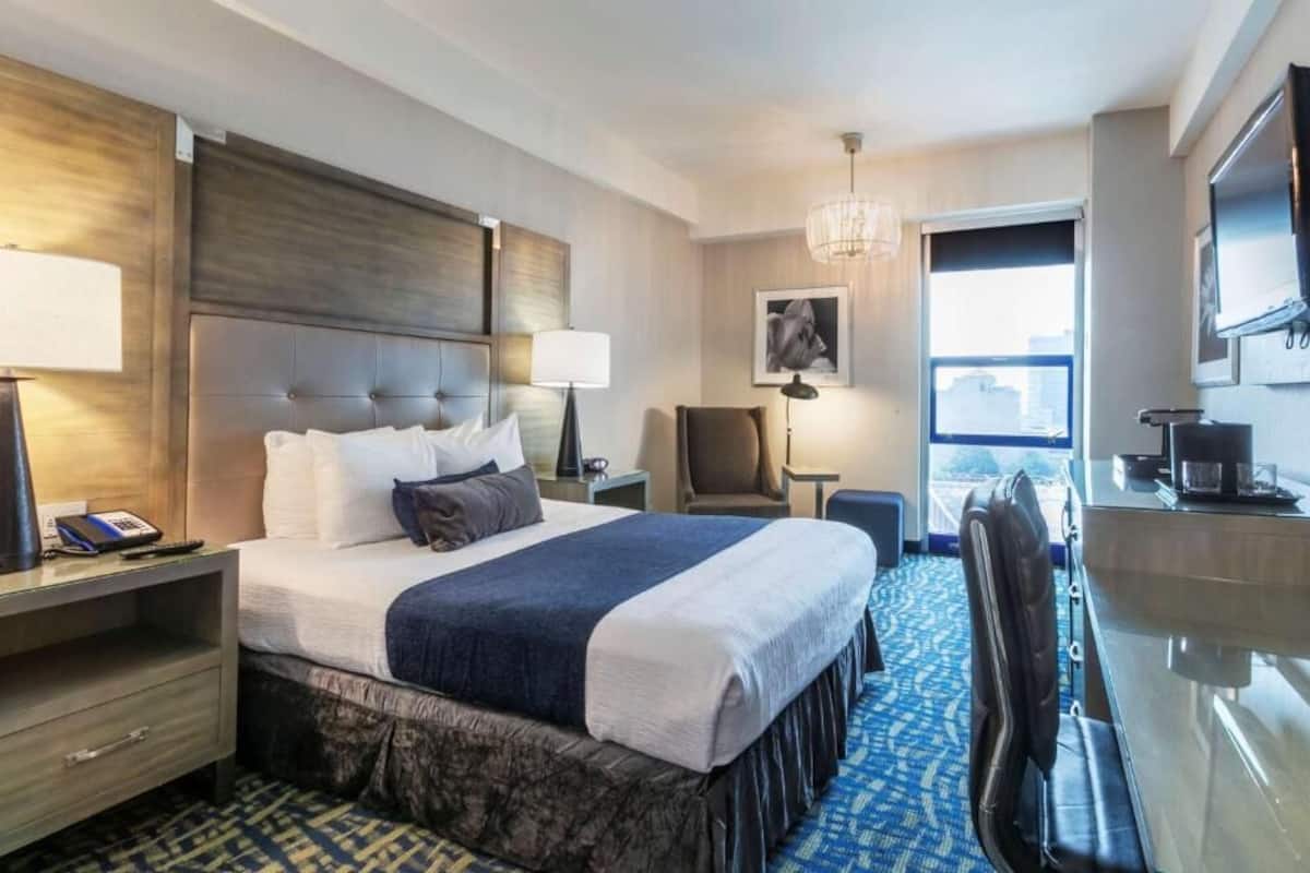 Standard Room, 1 Queen Bed, Accessible, Bathtub | Hypo-allergenic bedding available, in-room safe, blackout drapes