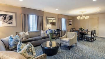 Suíte, 1 cama King, para não fumantes, geladeira e micro-ondas | Roupas de cama antialérgicas, cofres nos quartos, cortinas blackout