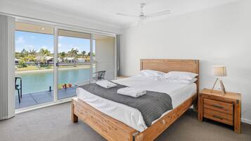 4 Bedroom Waterfront Townhouse | In-room safe, iron/ironing board, bed sheets
