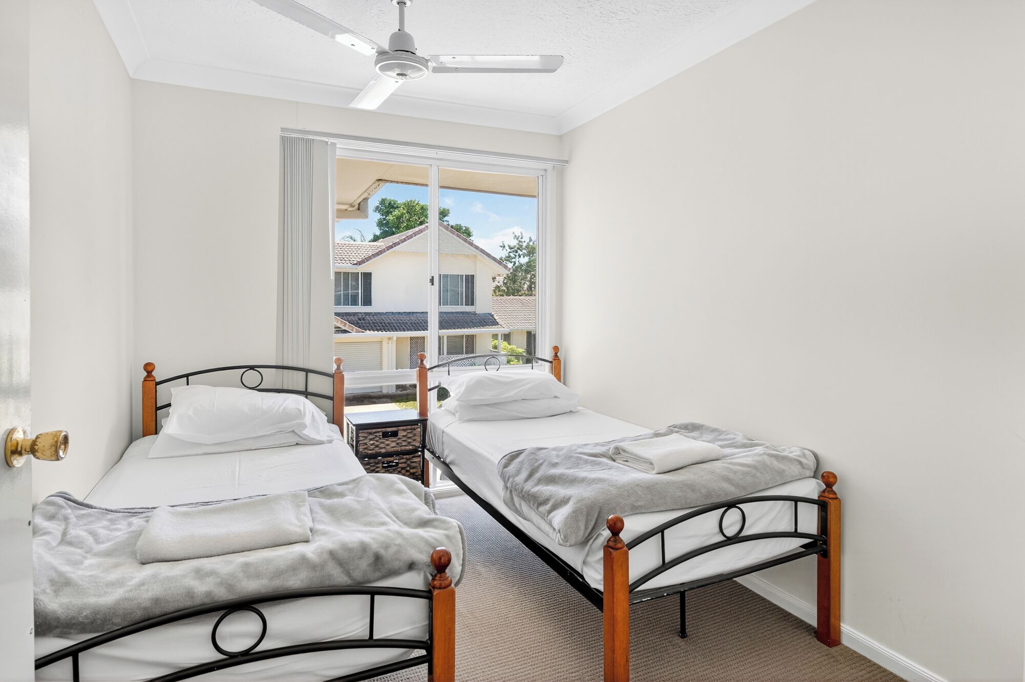 Cofres nos quartos, ferros/tábuas de passar roupa, roupa de cama