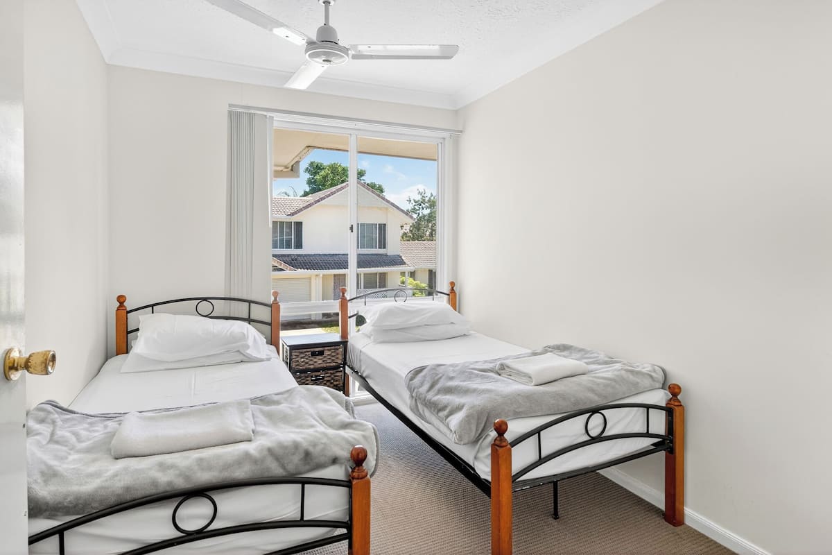 Cofres nos quartos, ferros/tábuas de passar roupa, roupa de cama