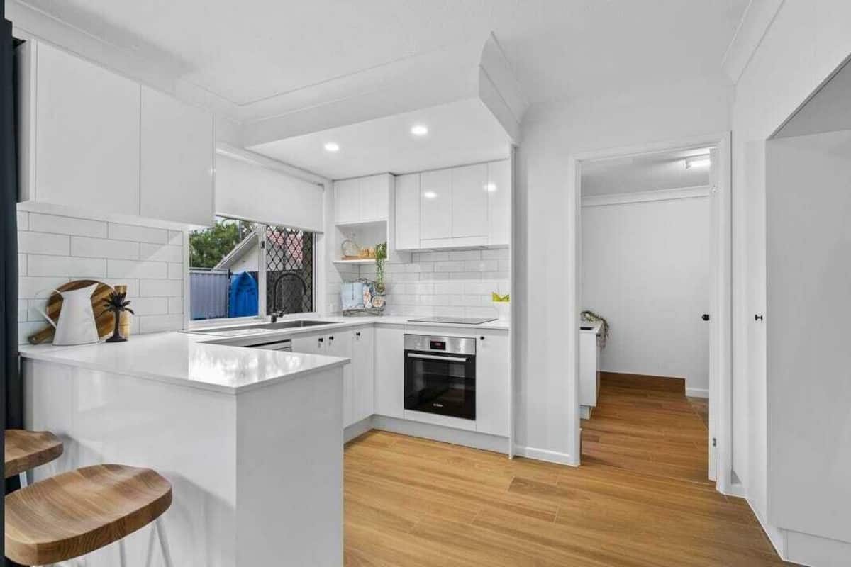 Quarto luxo, 3 quartos | Cozinha privada | Geladeira grande, micro-ondas, fogão, cooktop