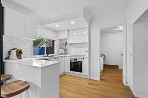 3 Bedroom Deluxe | Private kitchen | Full-size fridge, microwave, oven, stovetop