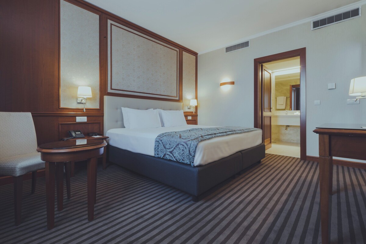 Premium bedding, minibar, in-room safe, desk
