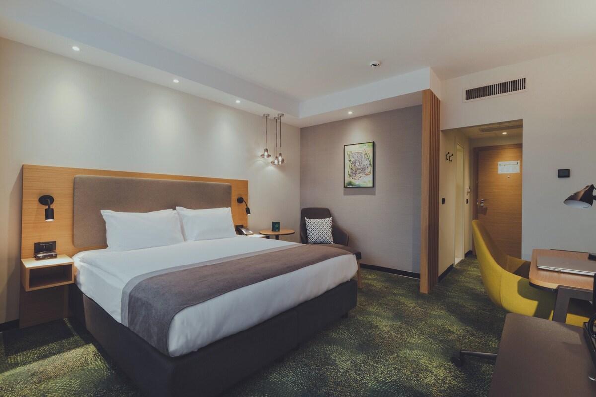 Premium bedding, minibar, in-room safe, desk