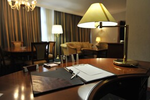 Suite, 1 King Bed (Dining and Living Area) | Premium bedding, minibar, in-room safe, desk