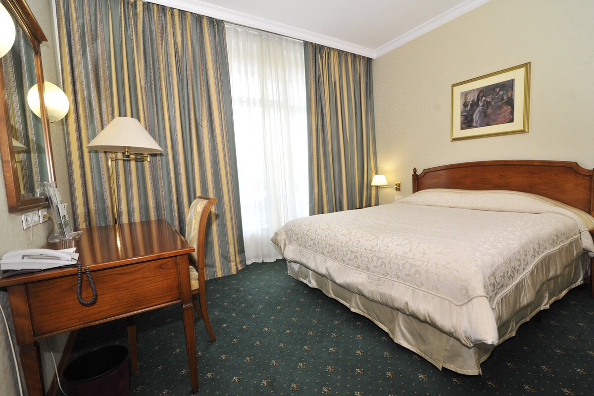 Suite, 1 King Bed (Dining and Living Area) | Premium bedding, minibar, in-room safe, desk