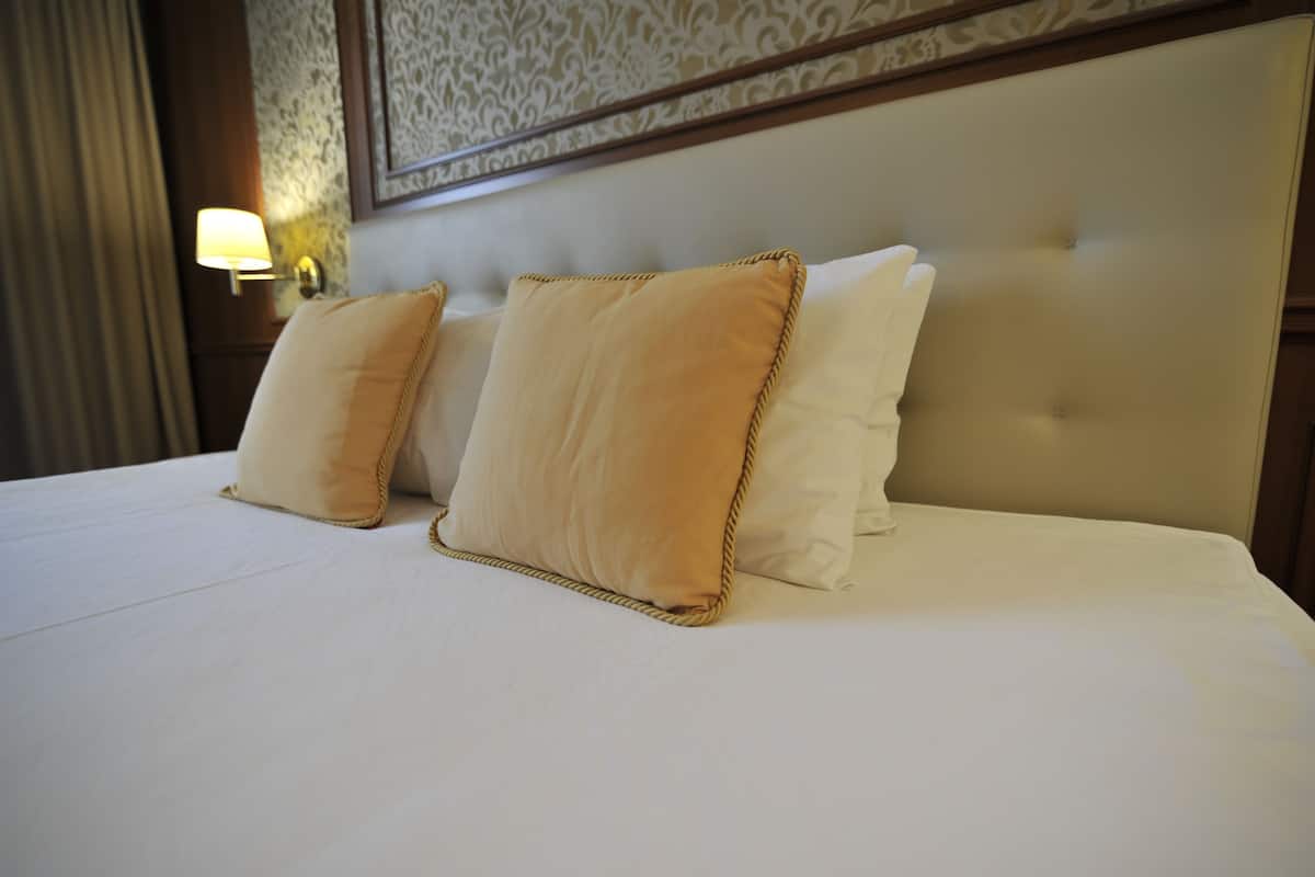 Suite, 1 cama King size (Dining and Living Area) | Ropa de cama de alta calidad y minibar