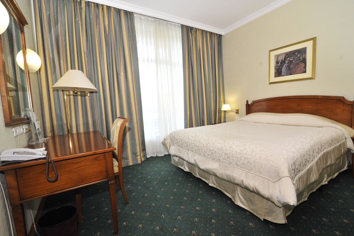 Suite, 1 cama King size (Dining and Living Area) | Ropa de cama de alta calidad y minibar