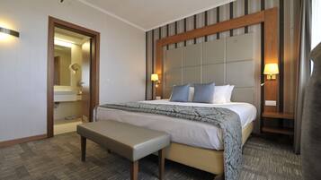 Suite, 1 King Bed, Non Smoking, Balcony