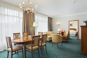 Ropa de cama de alta calidad y minibar 