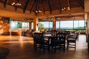 3 restaurantes; se sirven almuerzos 