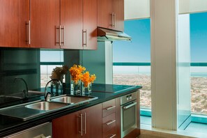 Fridge, coffee/tea maker