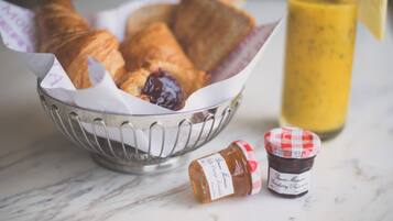 Daily buffet breakfast (AED 100 per person)