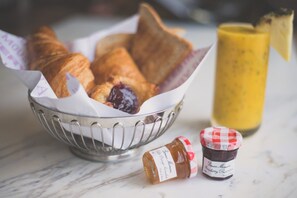 Desayuno buffet diario (AED 100 por persona)