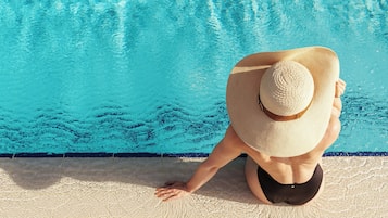 Piscine extérieure, chaises longues