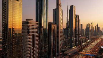 Eine Skyline mit hohen Wolkenkratzern, stark befahrenen Autobahnen und einer modernen Stadtlandschaft.